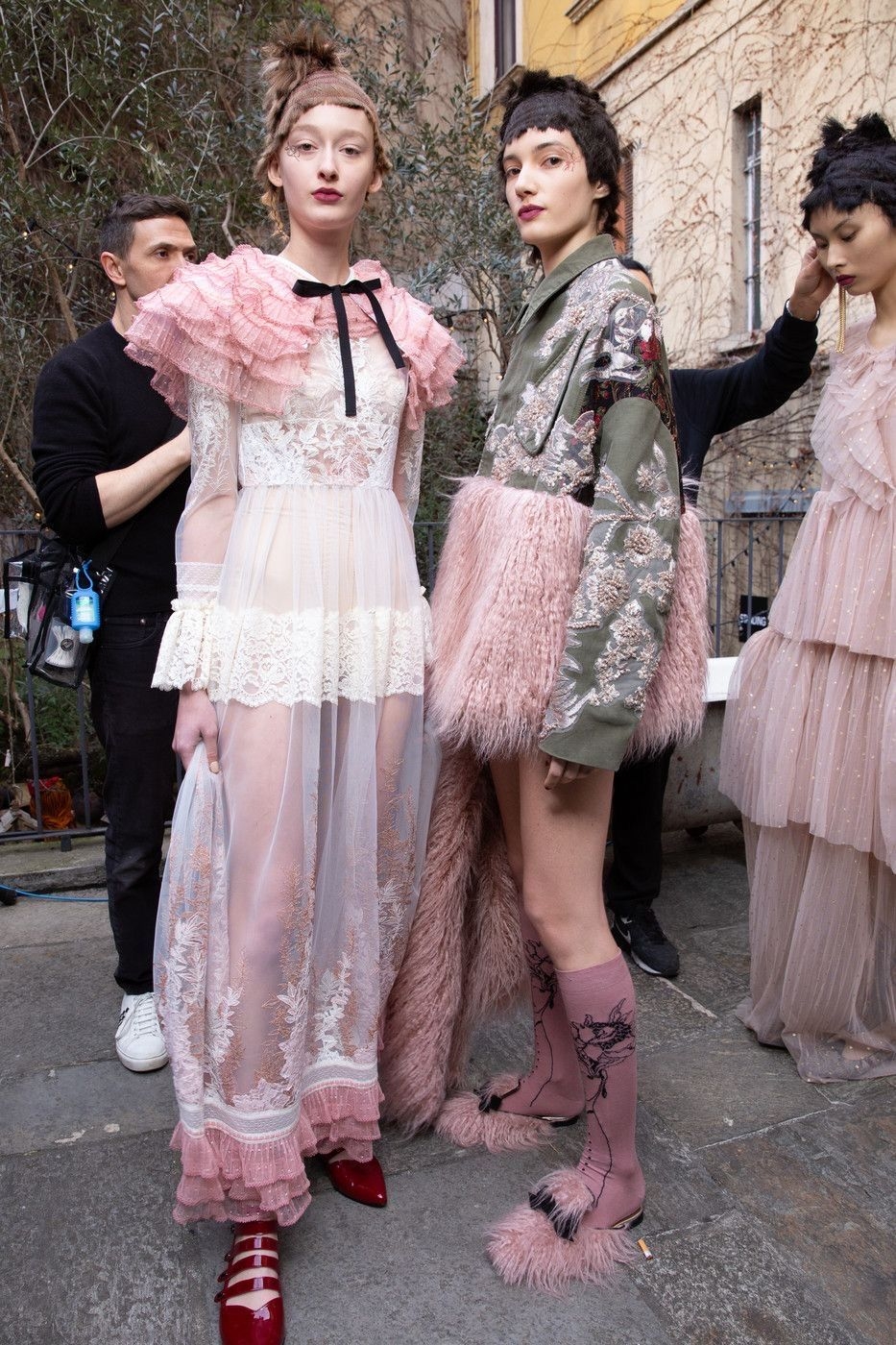 色彩上告別了純淨的粉白調，轉向低飽和度的灰、灰紫、炭黑或髒粉色