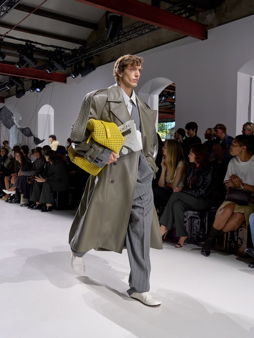 早在幾年前，Bottega Veneta就毅然刪除官方帳號，轉而發行實體刊物《Issue》