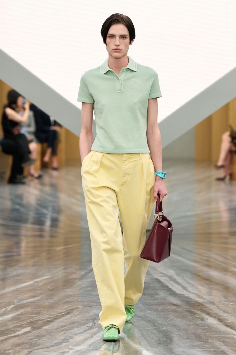 這款薄荷綠在2026年帶有一種「果凍感」或「人造感」