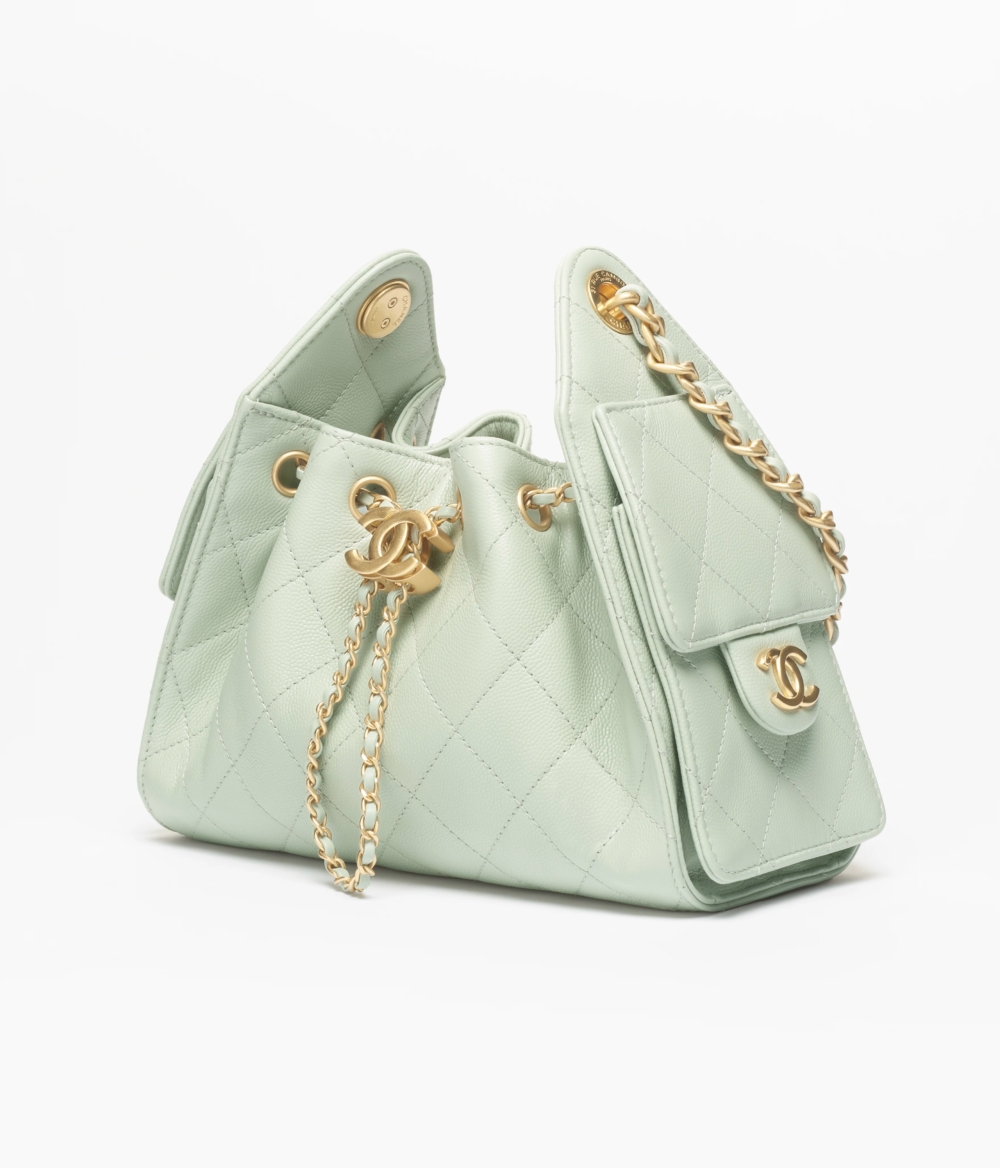 像是清晨剛摘下的薄荷葉，帶著清冷感，是2026春夏最亮眼的降溫色號