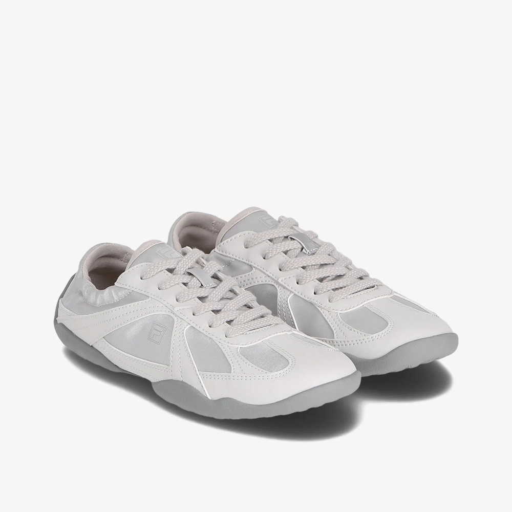 褶皺感的鞋面設計與柔和色調，散發出一種溫柔卻充滿力量的氛圍