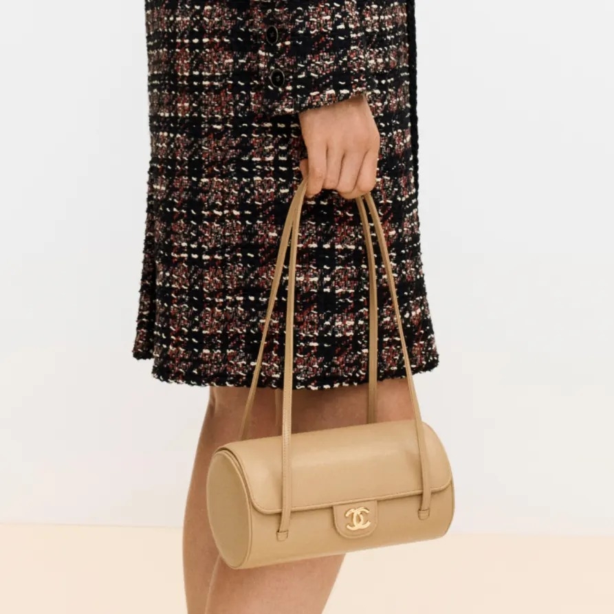 長肩帶設計讓包包自然垂落肩側，在優雅與日常之間取得完美平衡