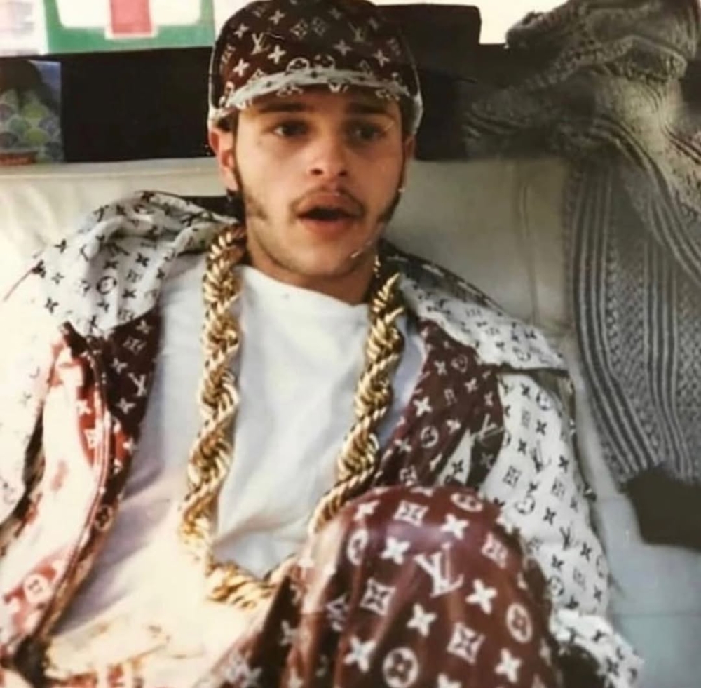 80年代的紐約哈林區，設計師Dapper Dan將Gucci、LV的Logo布料拆解，重組成誇張的街頭皮衣