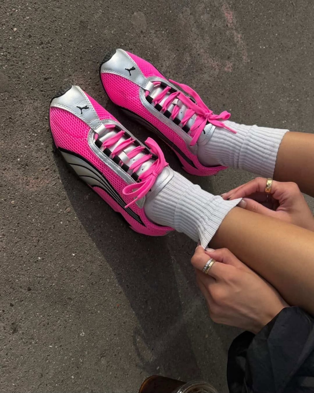 極致輕盈的網布鞋面搭配醒目的銀光色系