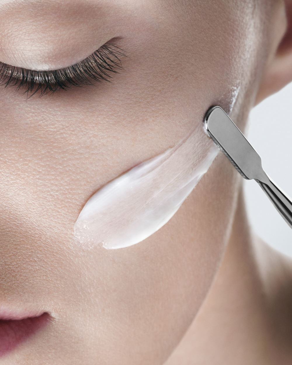 Helena Rubinstein的「白繃帶」系列主打高效修護科技