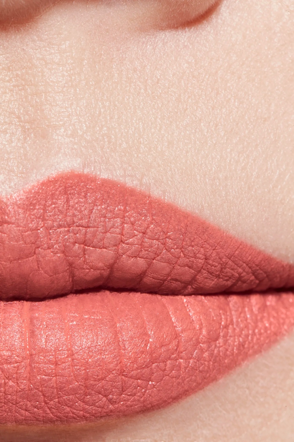 超炫耀絲絨系列以細膩霧面質地著稱，上唇後呈現柔和霧感，卻依然保有舒適度