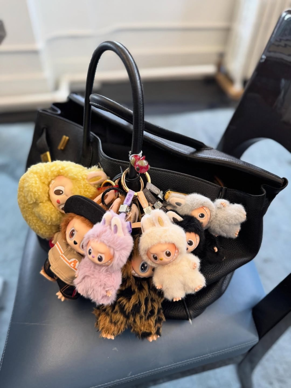 人們排隊購買盲盒，只為了抽到它，二手交易價格一路飆升