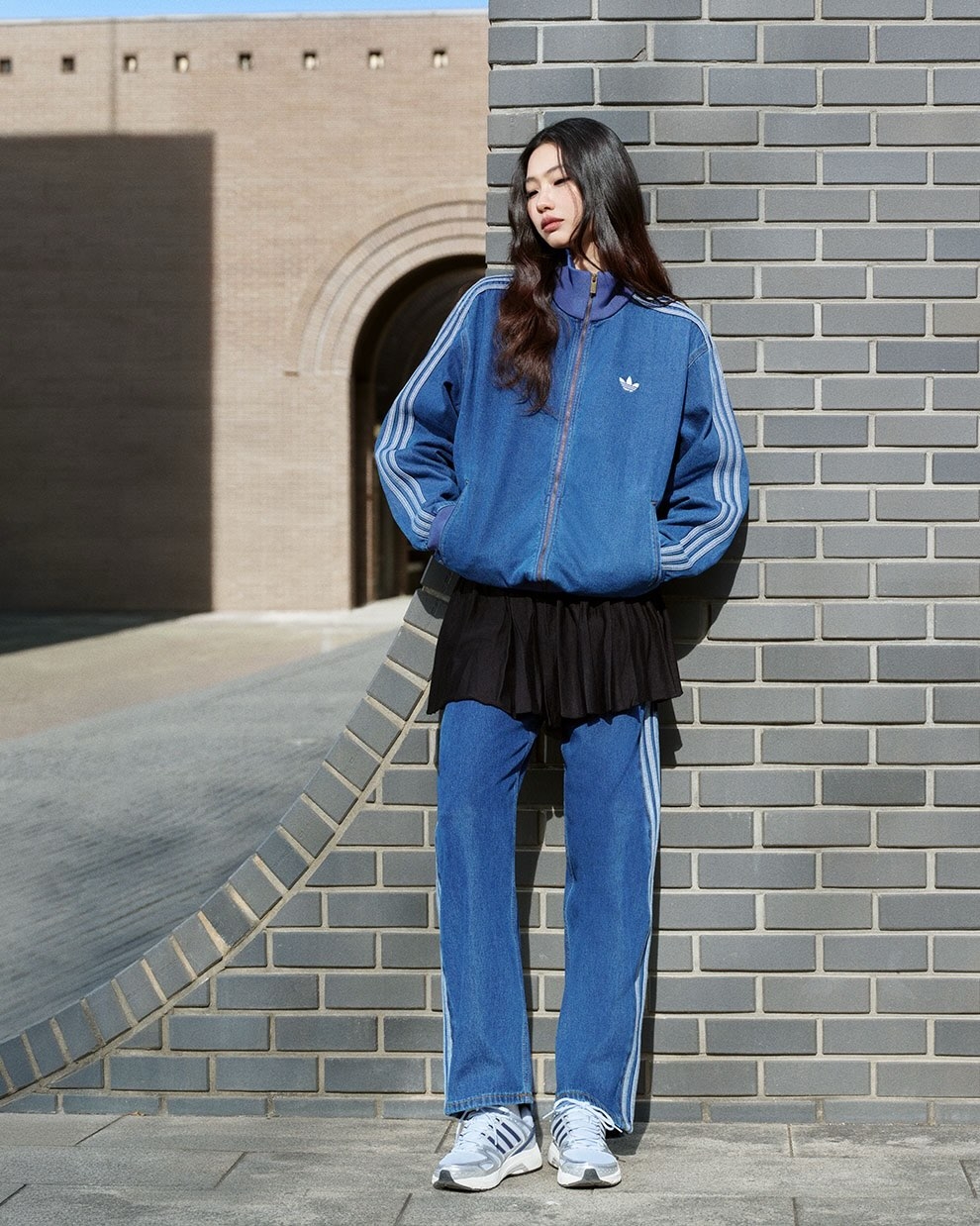 直接在褲子外多加一件裙子、裙片，都能透過層次堆疊遮蓋臀部線條