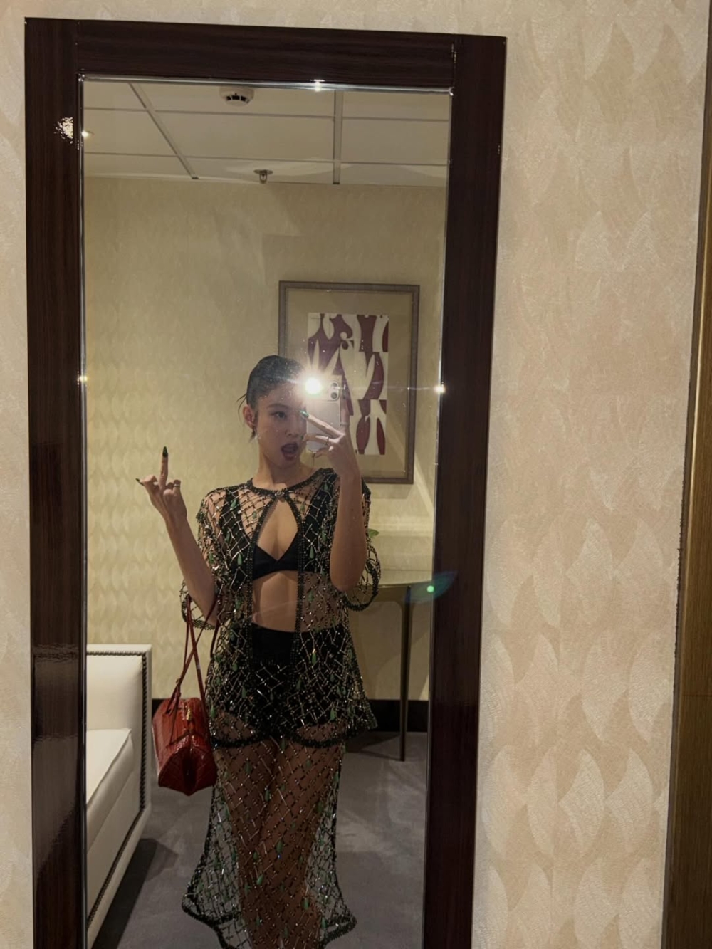 粉絲因為長期的數位追蹤，產生了「我了解她、我擁有她」的幻象，進而合理化了侵略行為