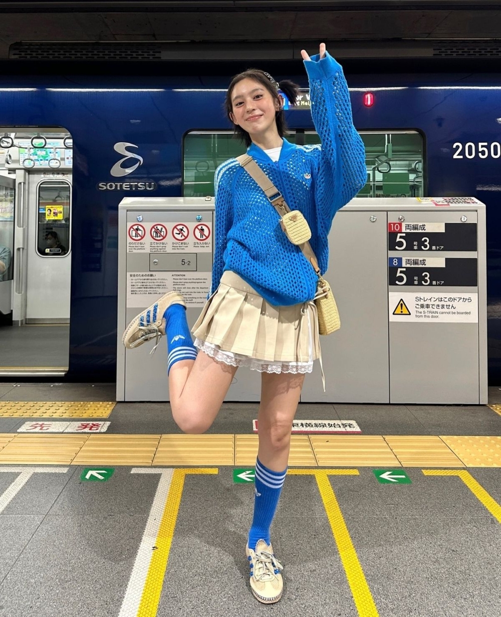 今年時尚圈最火熱的詞彙莫過於Blokette，短版運動外套的俐落剪裁，正好能中和短裙的過度甜美