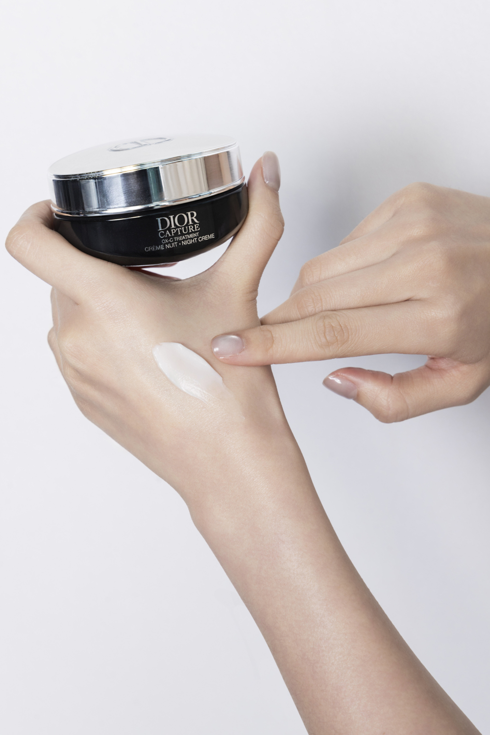 長期使用能讓肌膚看起來更加飽滿平滑