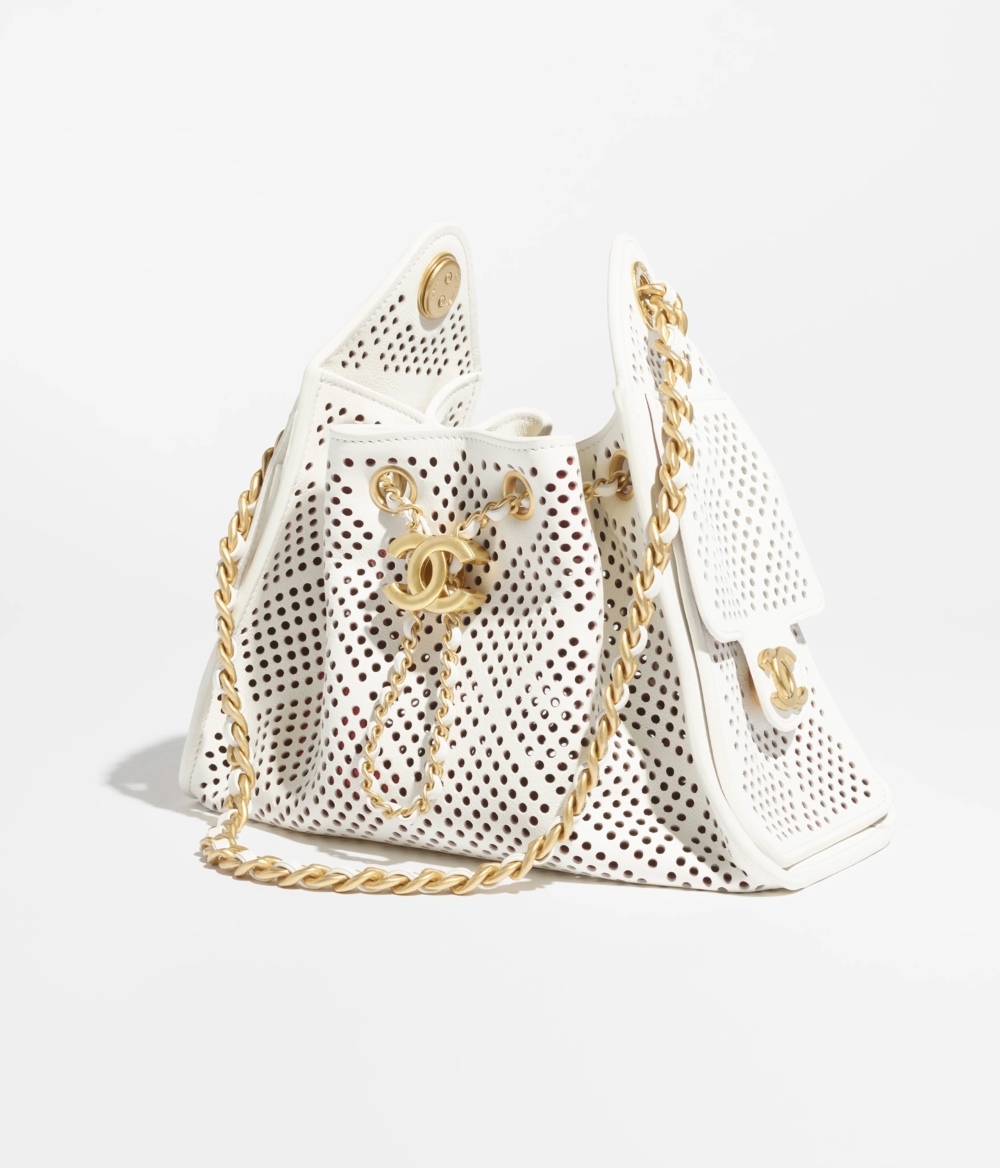 透過細緻的打孔工藝營造出如網眼般的通透感，比普通皮革更輕、更具動感