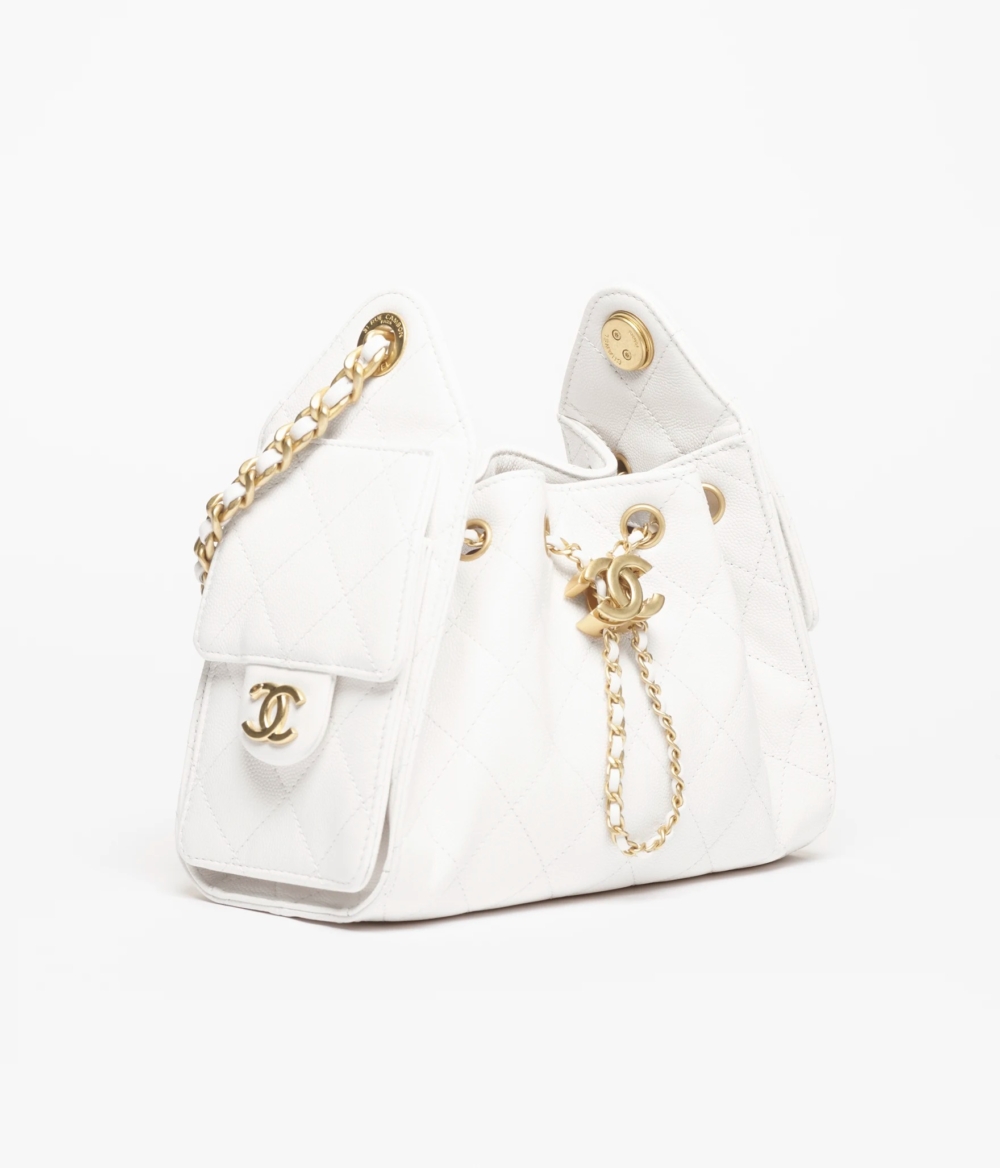 白色小牛皮更趨向珍珠般的溫潤光澤，在Mini尺寸上顯得極度乾淨