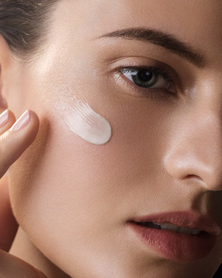 LA MER的醇萃活膚晚霜主打夜間深層修護