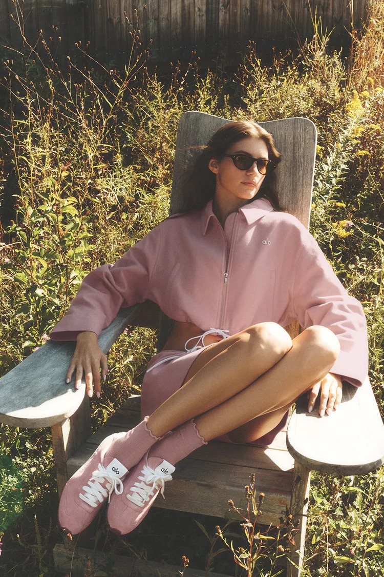 從瑜伽圈橫跨至時尚圈，ALO推出這款Sunset運動鞋