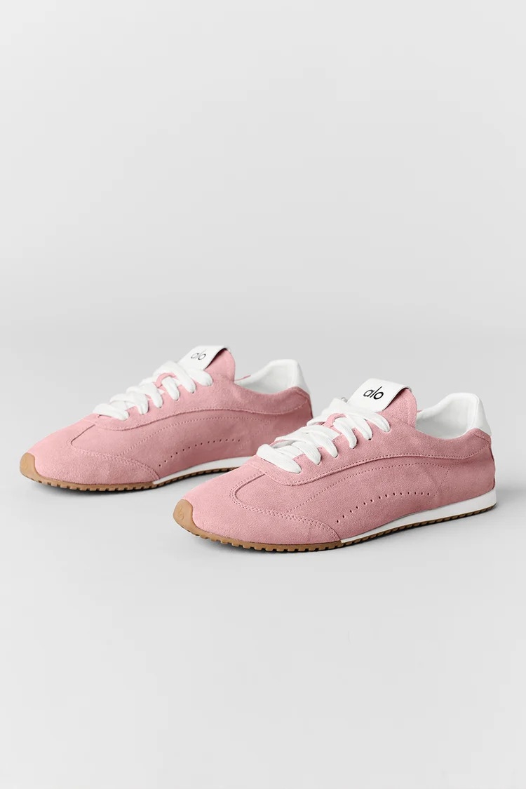 細膩的皮革與焦糖底配置，被網友封為運動界的精奢代表