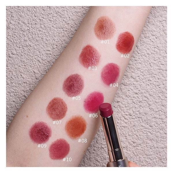 顏色帶一點透明感，擦起來像唇色自然透出淡淡蜜桃光