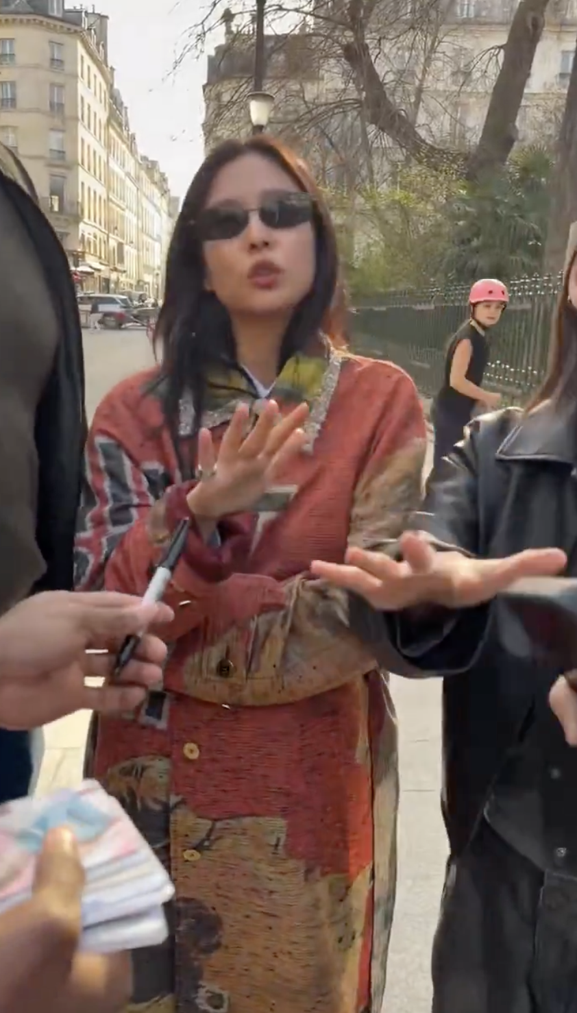 近日Jennie到巴黎參加大秀，卻被許多狗仔及粉絲（或者可以說是私生飯）圍堵