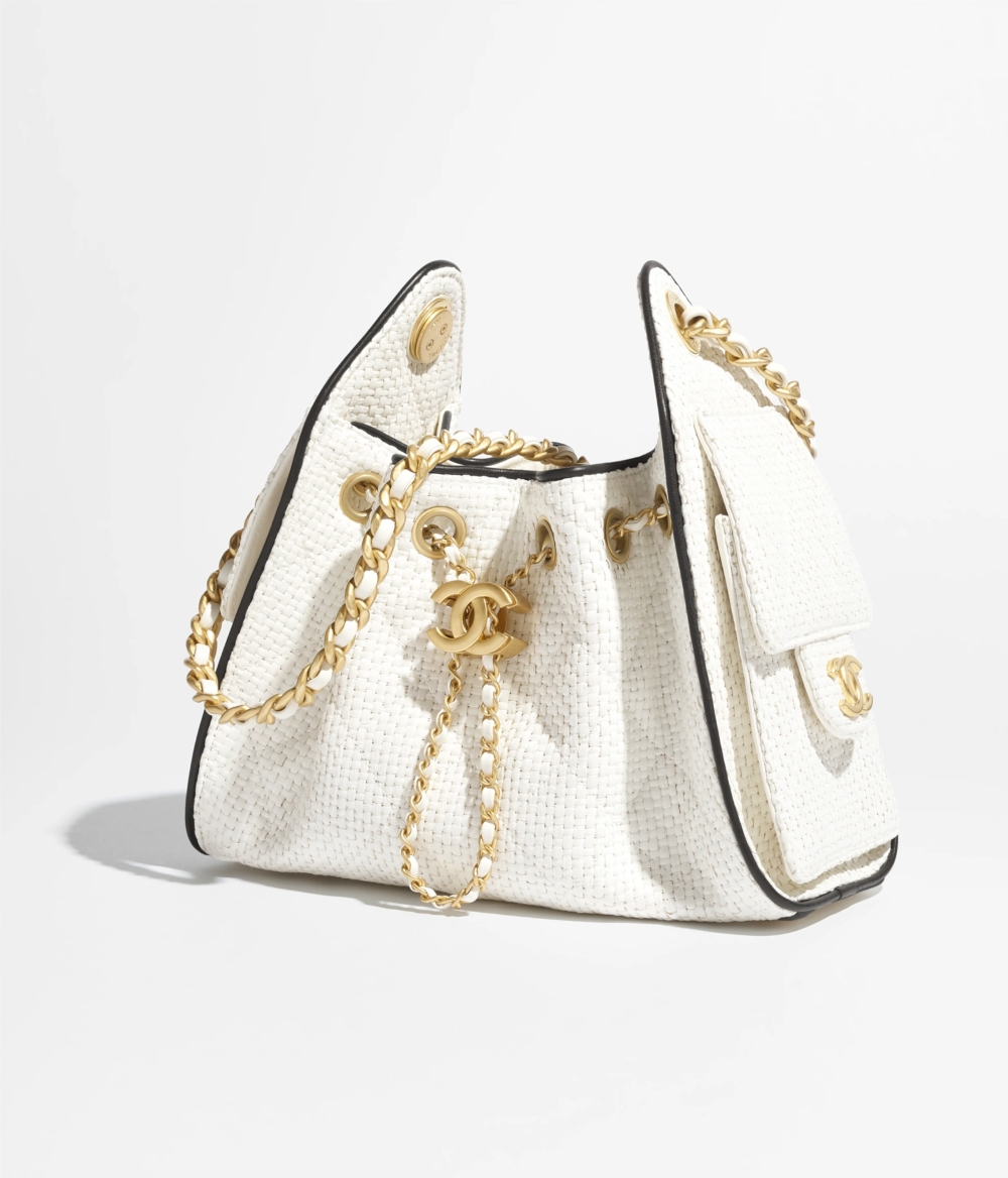 比起米黑款更顯清亮、俐落，視覺重心更輕，更適合在城市裡的夏日午後背出門