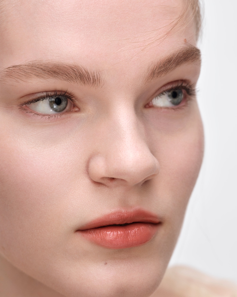 #U019 柔光裸是一種帶蜜桃感的柔裸色，看起來非常乾淨、低調又高級