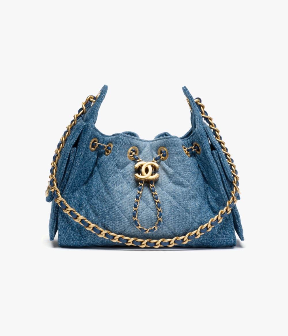 這款水洗藍帶著自然的懷舊感與不均勻色澤，完美詮釋了隨性奢華