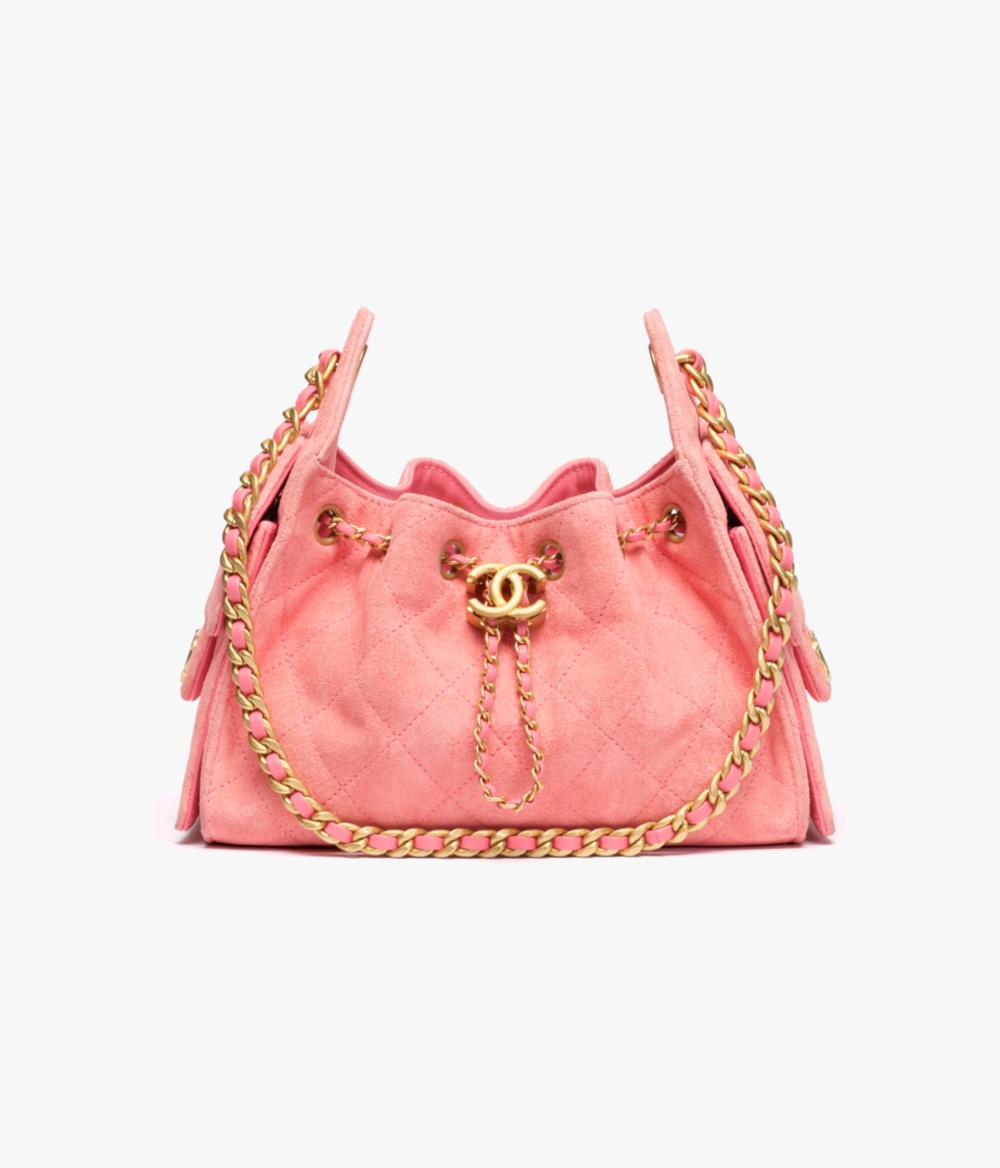 比起皮革粉，麂皮粉多了一種毛茸茸的溫柔感，顯得更加溫婉內斂