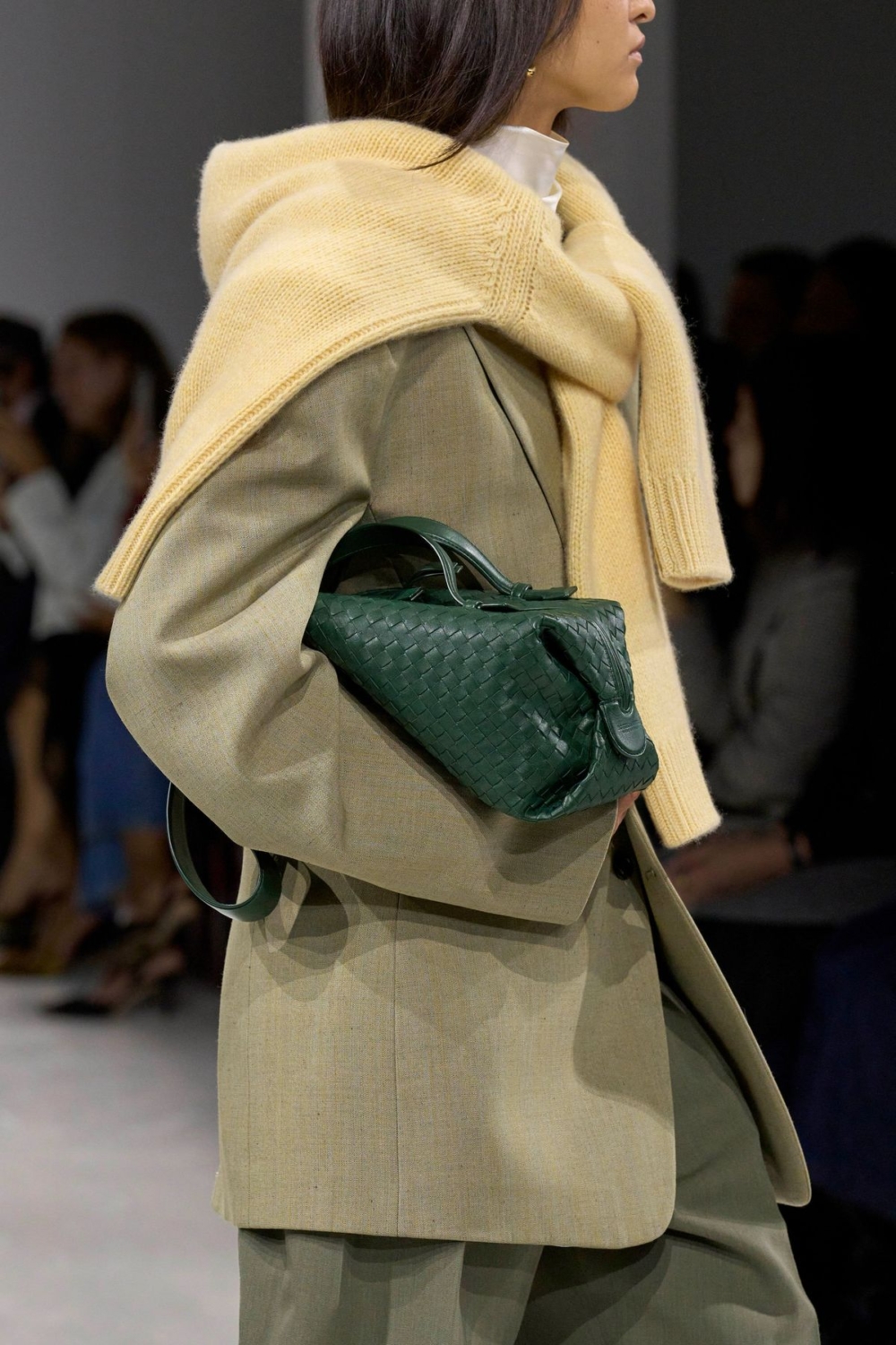 鵝黃色像蛋黃、像晨曦、像柔和燈光的黃色