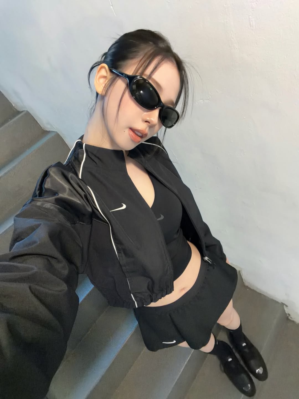 短版剪裁能視覺上拉高腰線，讓下半身顯得修飾且修長