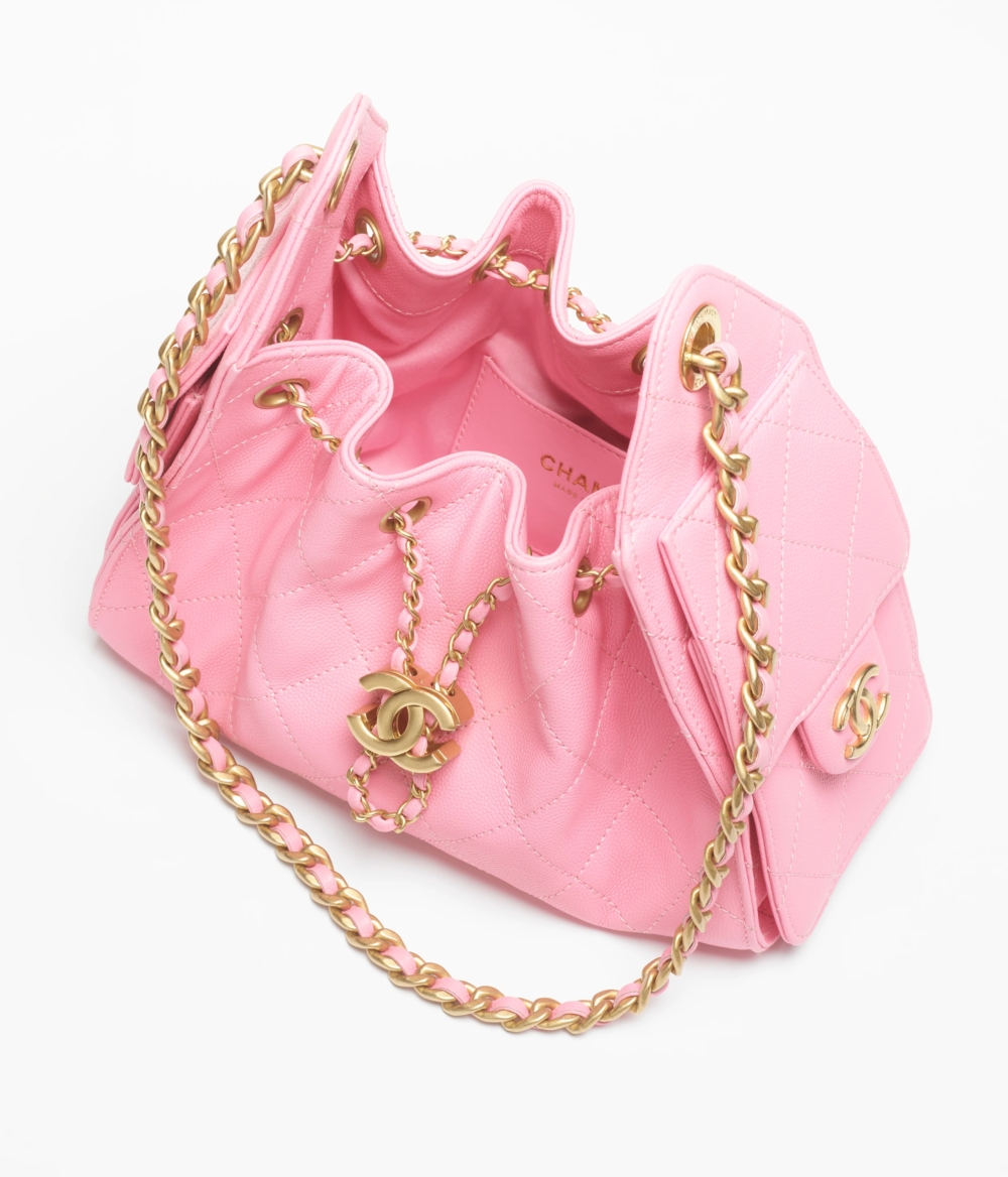 經典的芭比粉在小手袋上顯得恰到好處