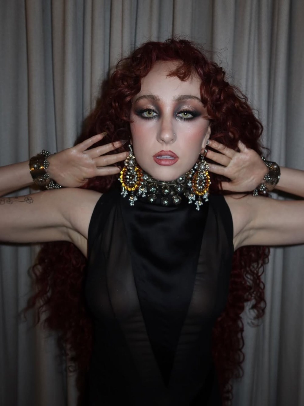 美國歌手Chappell Roan舉起手機，反向錄影