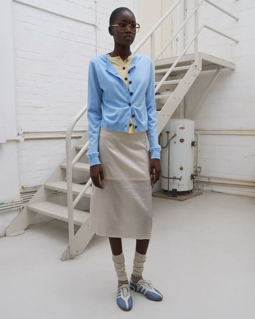 它不深沉，而是帶有一種透明度，像是光線穿過冰川或清晨薄霧的色彩