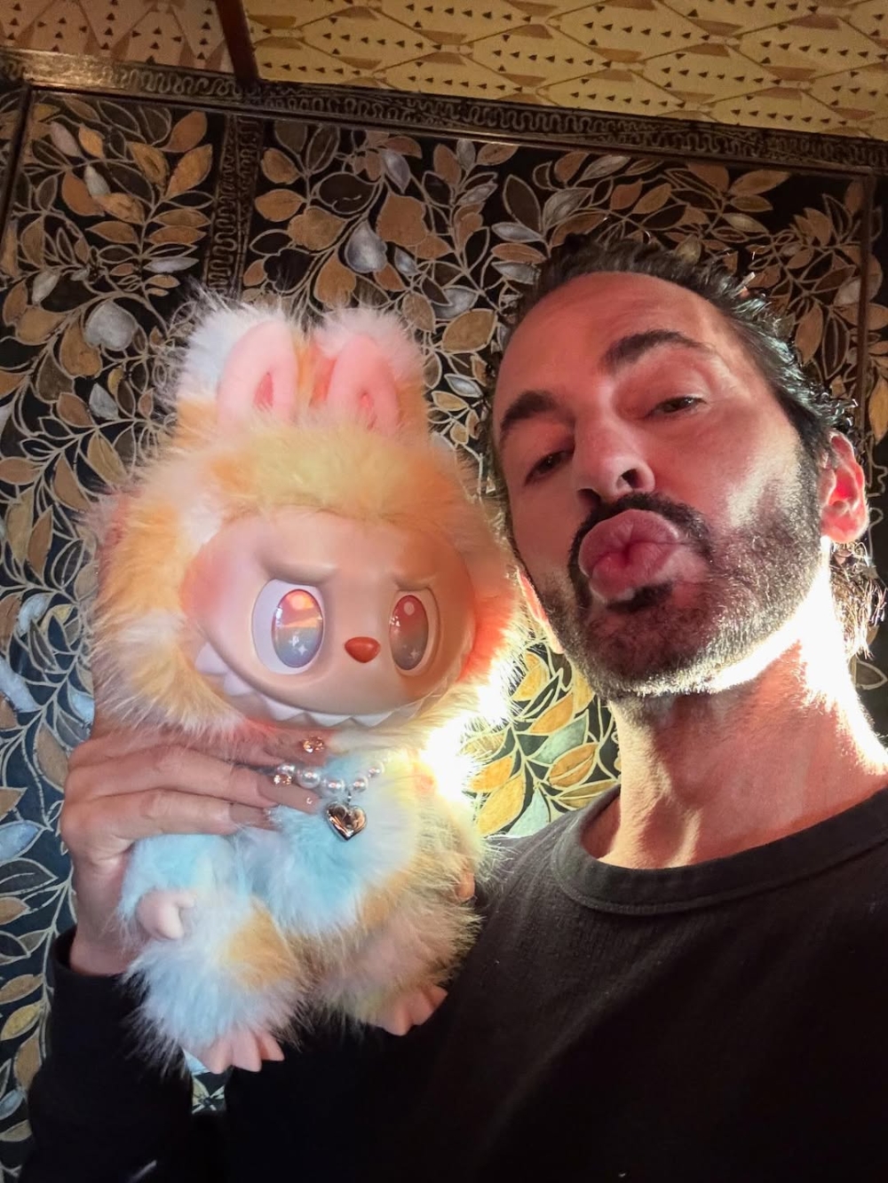 關鍵在於資本市場擔心的不是LABUBU現在多賺，而是它能不能長期這麼賺