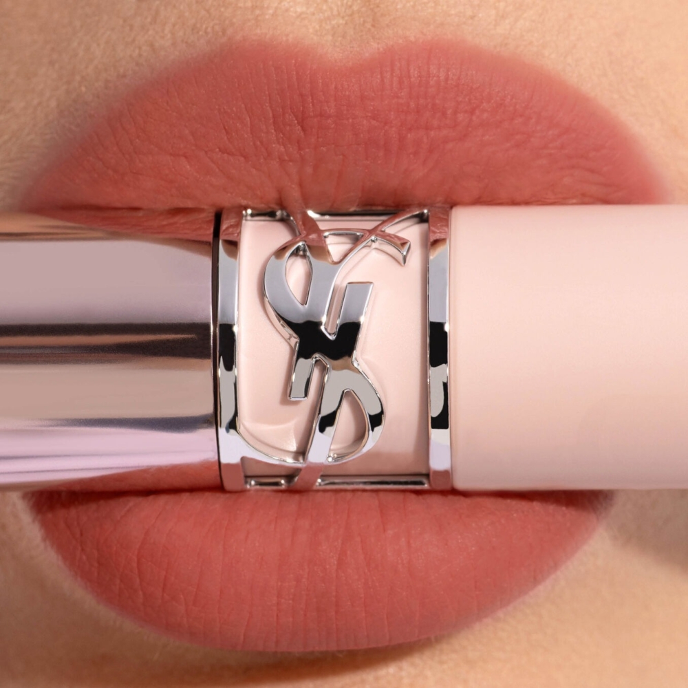 煙霧霧面質地是這系列最大的特色，上唇後呈現柔焦霧感