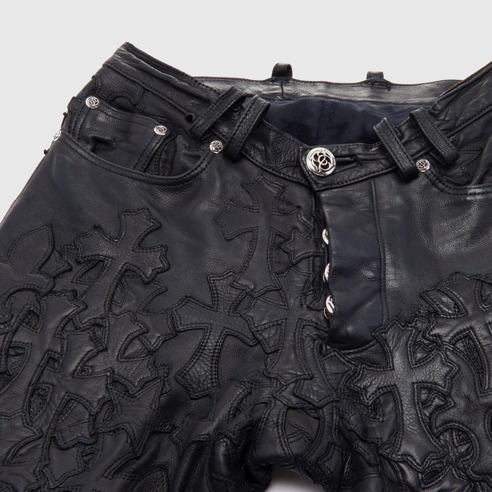 當其他品牌追求產能時，Chrome Hearts至今仍維持家族經營，拒絕被奢侈品巨頭LVMH或Kering收購