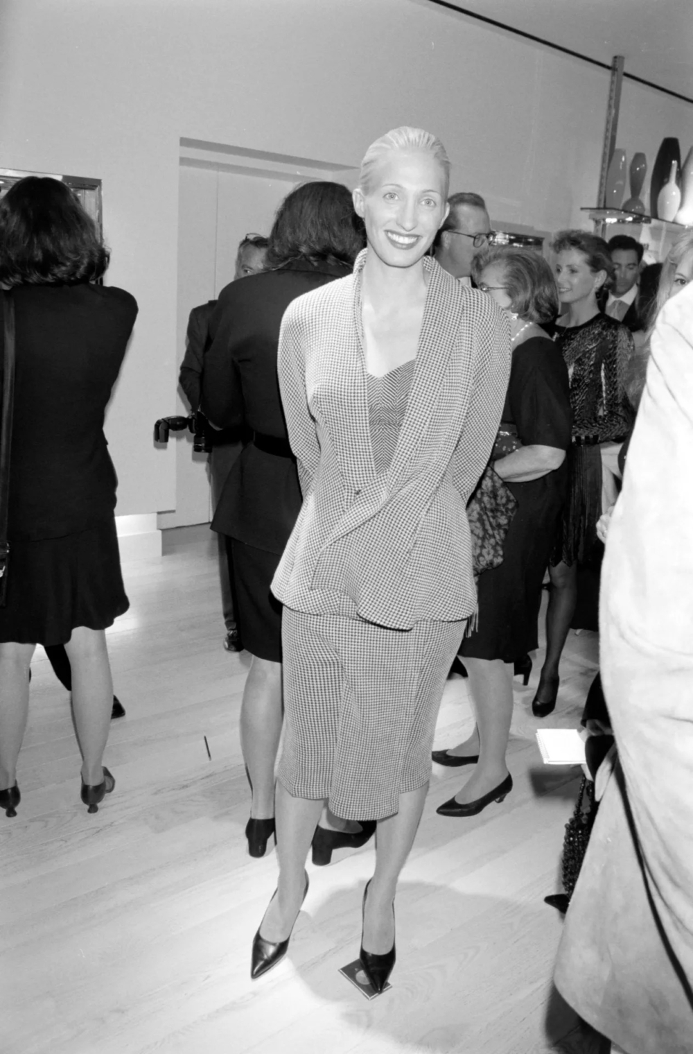 Carolyn Bessette曾是Calvin Klein的公關總監，她標誌性的金髮、紅唇與極簡主義穿搭，至今仍是時尚界的聖經