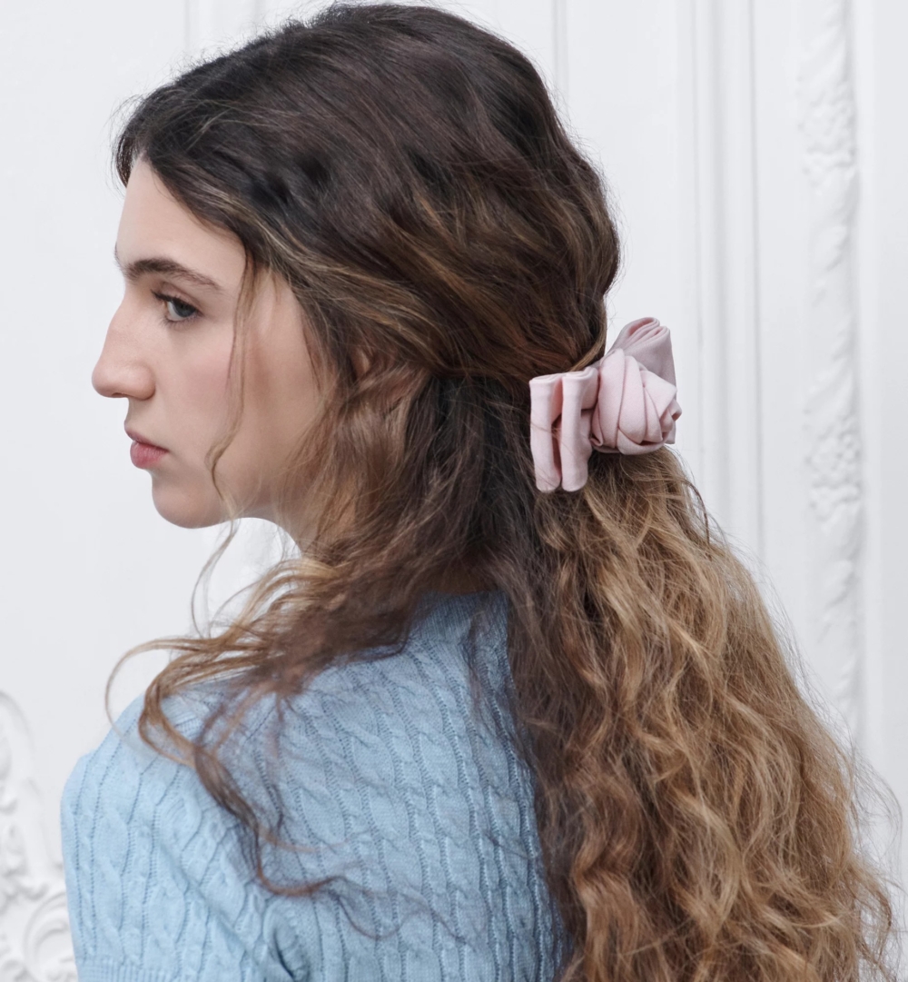 髮夾中心點綴了一朵維妙維肖、帶著優雅垂墜感的立體玫瑰