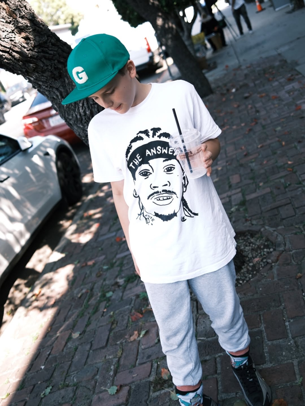 他的家人給了他布料用的麥克筆，他開始把這些圖像畫到T-shirt上