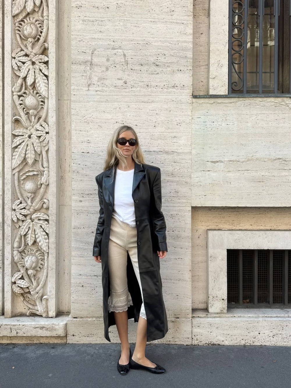 短版上衣或紮衣角的穿法，可以提高腰線，這是讓Capri Pants看起來更俐落的關鍵