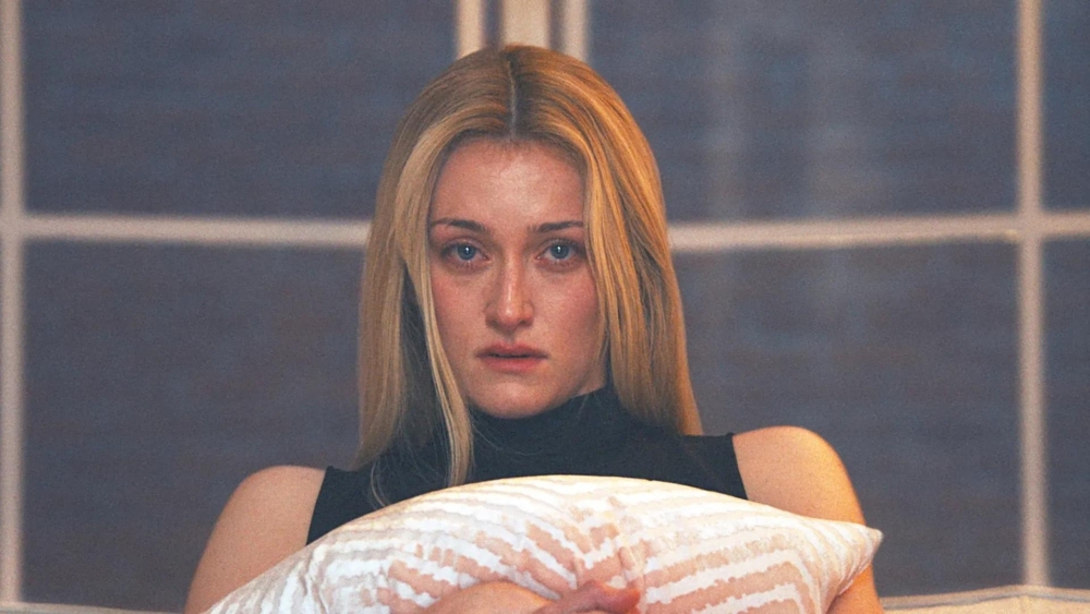 在影集中，她精準捕捉了Carolyn在優雅中掙扎的破碎感