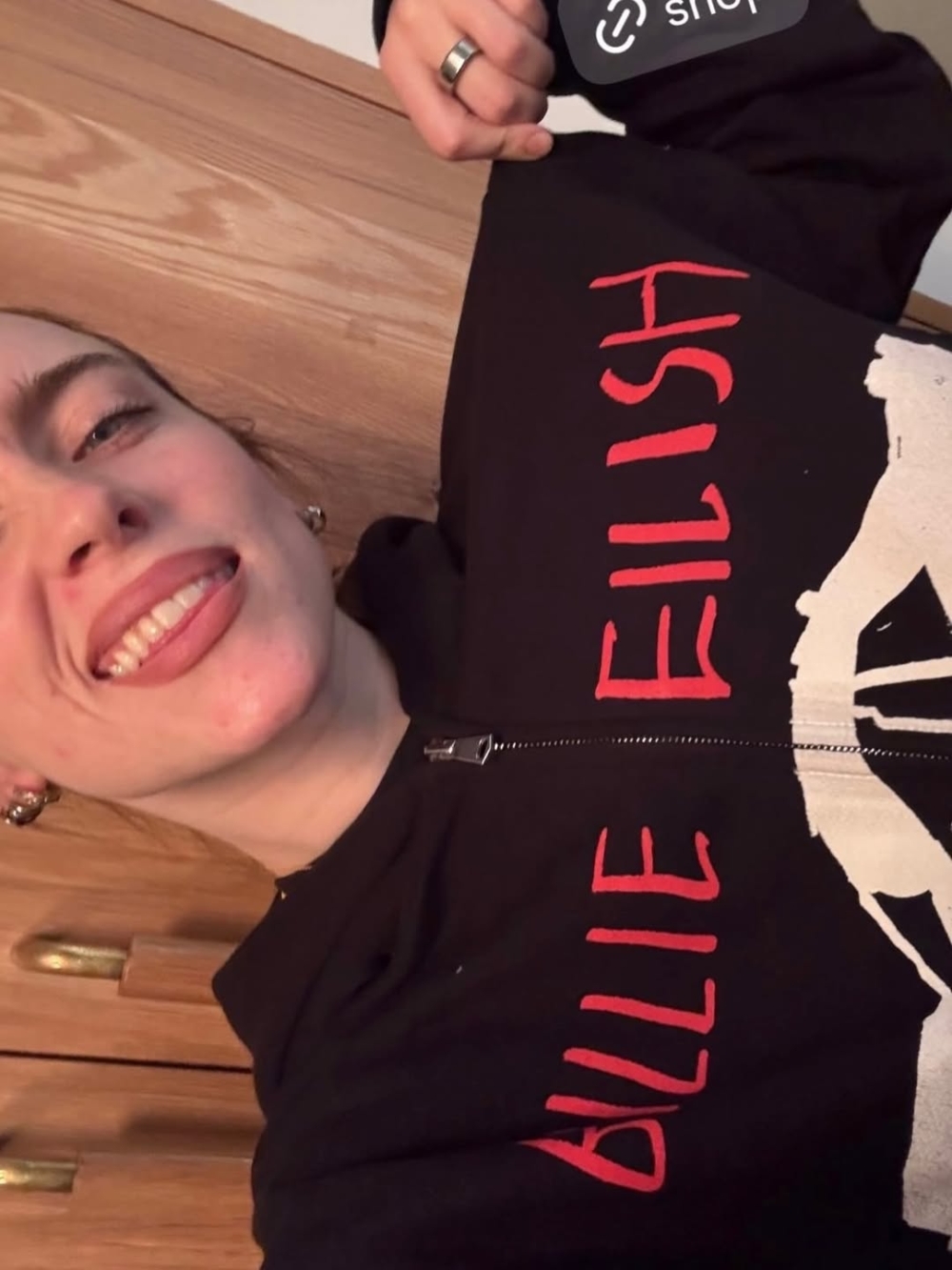 像Billie Eilish這樣本就擁抱反主流風格的藝人，自然會被這種帶點叛逆與童趣的設計吸引