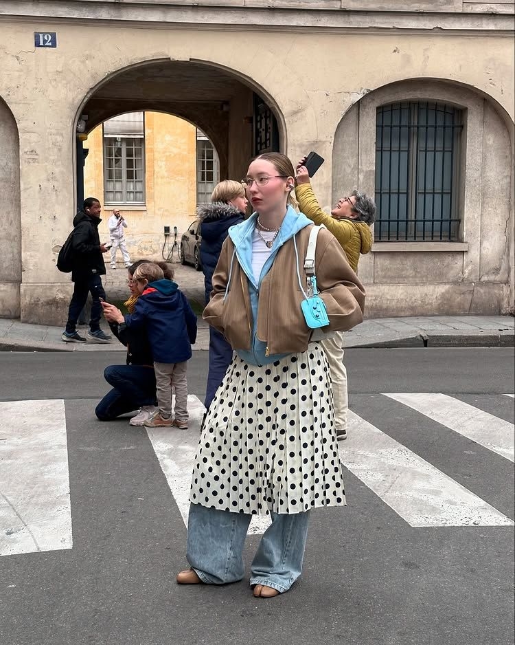 相對於上衣，波點放在下半身其實更具修飾效果，且視覺上更為輕盈