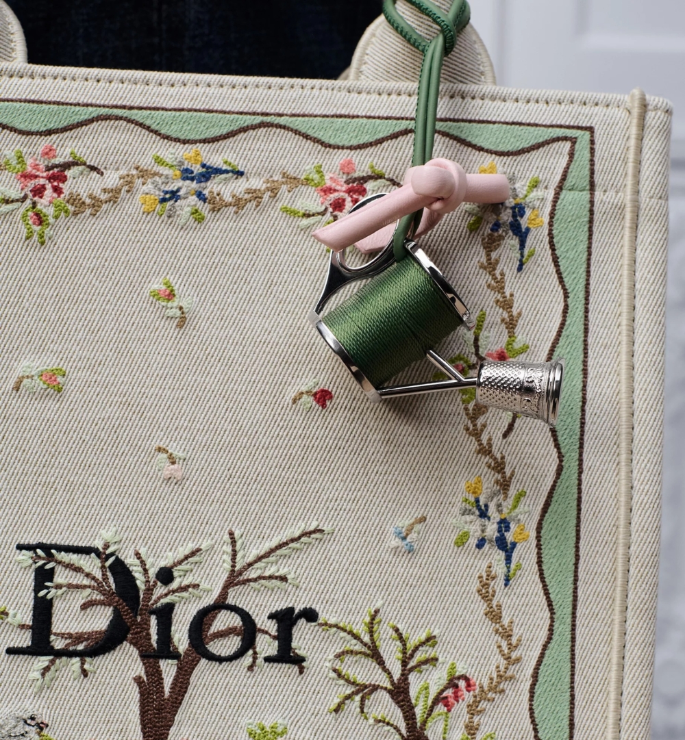 把頂針、線軸、蝴蝶結等元素做成吊飾