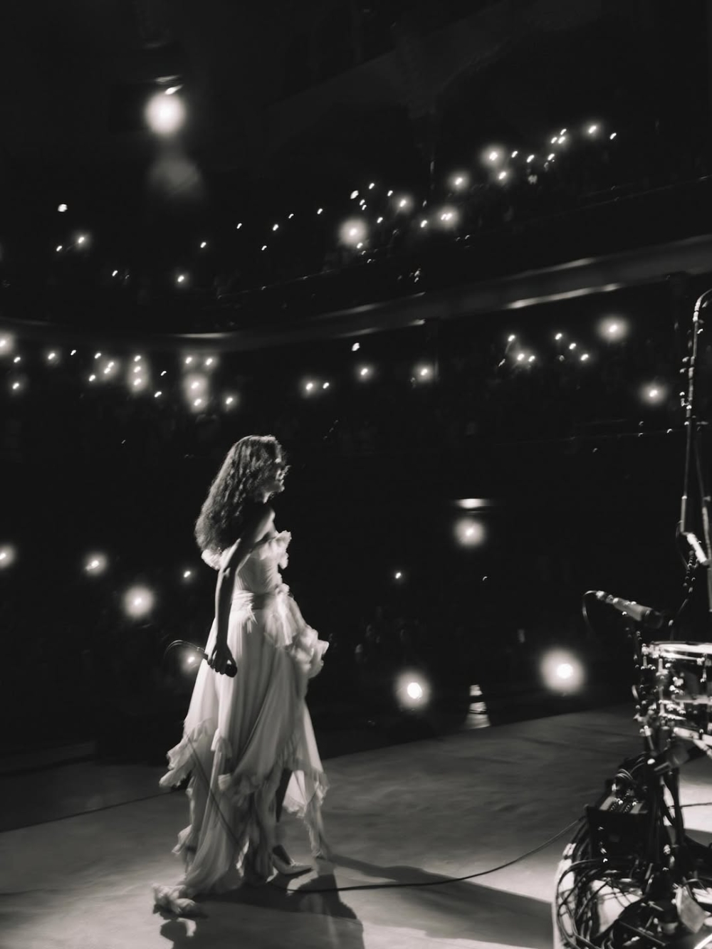 她將心碎、家庭與自我認同唱成一首首輕快的歌