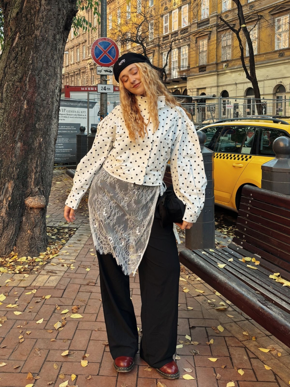 外套作為穿搭的靈魂，選用波點圖騰時更具實驗性