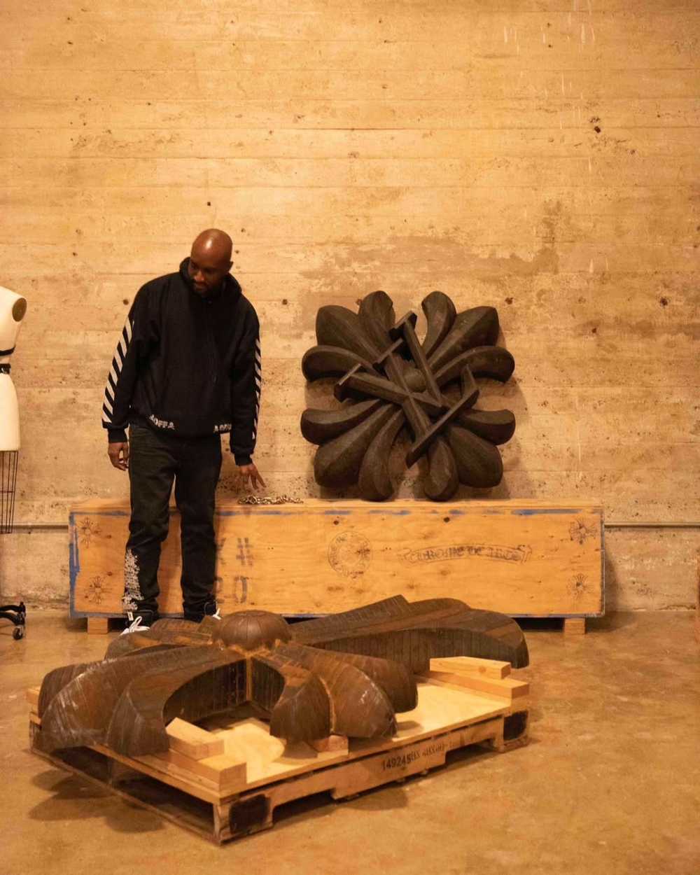 如果說90年代是搖滾巨星捧紅了它，那麼2010年後的再次登峰，則要歸功於Virgil Abloh