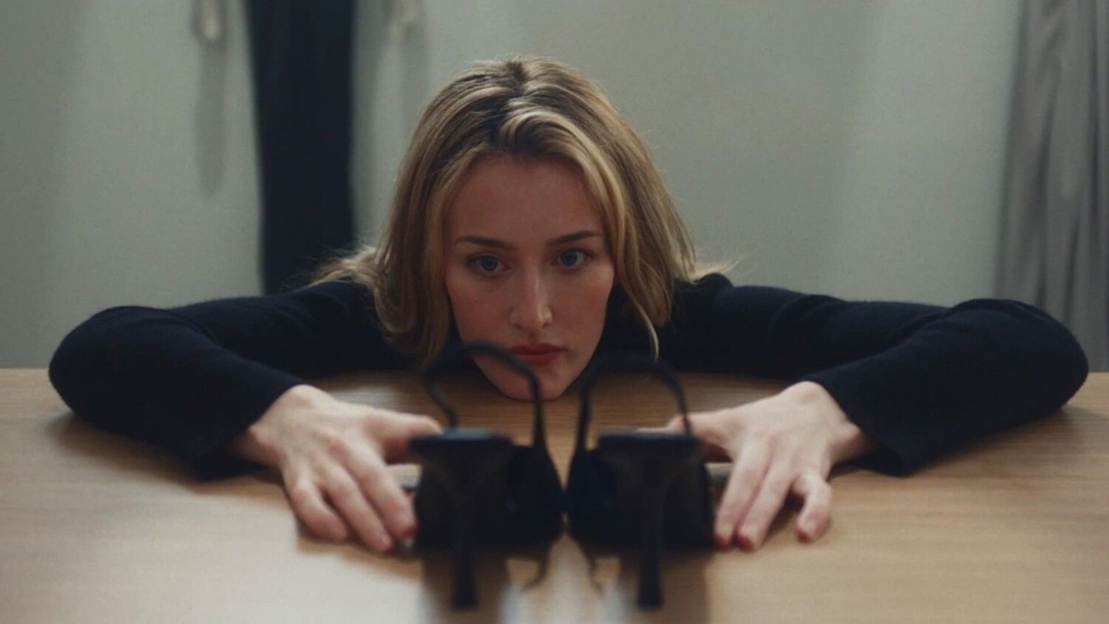 為了演好Carolyn，她染了金髮，翻閱大量關於Carolyn的書籍與訪談資料