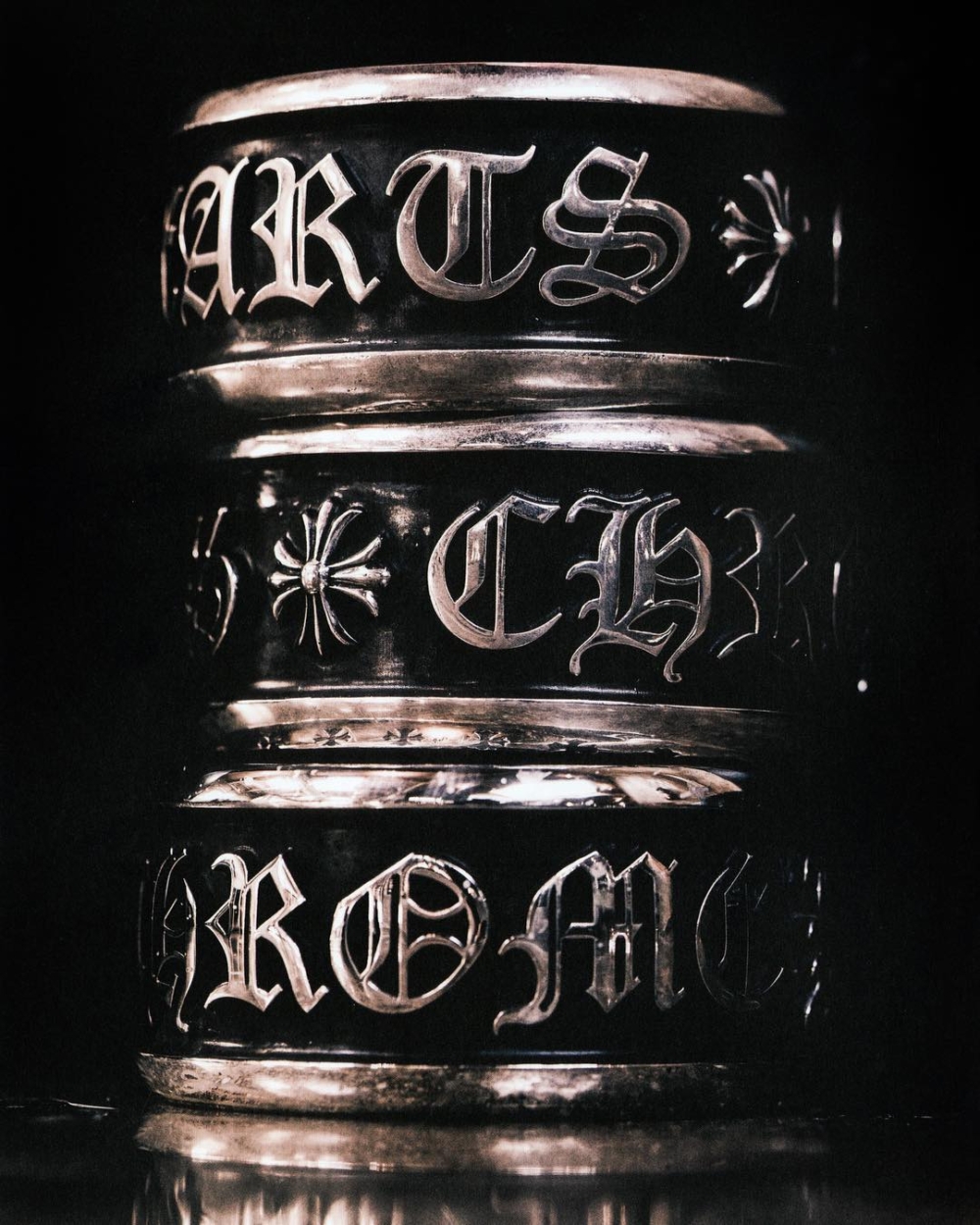 Chrome Hearts最迷人之處在於其925純銀的氧化處理