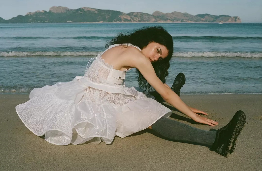 利用獨家開發的立體緹花面料與空氣感廓形，讓衣服呈現出如建築般的雕塑美