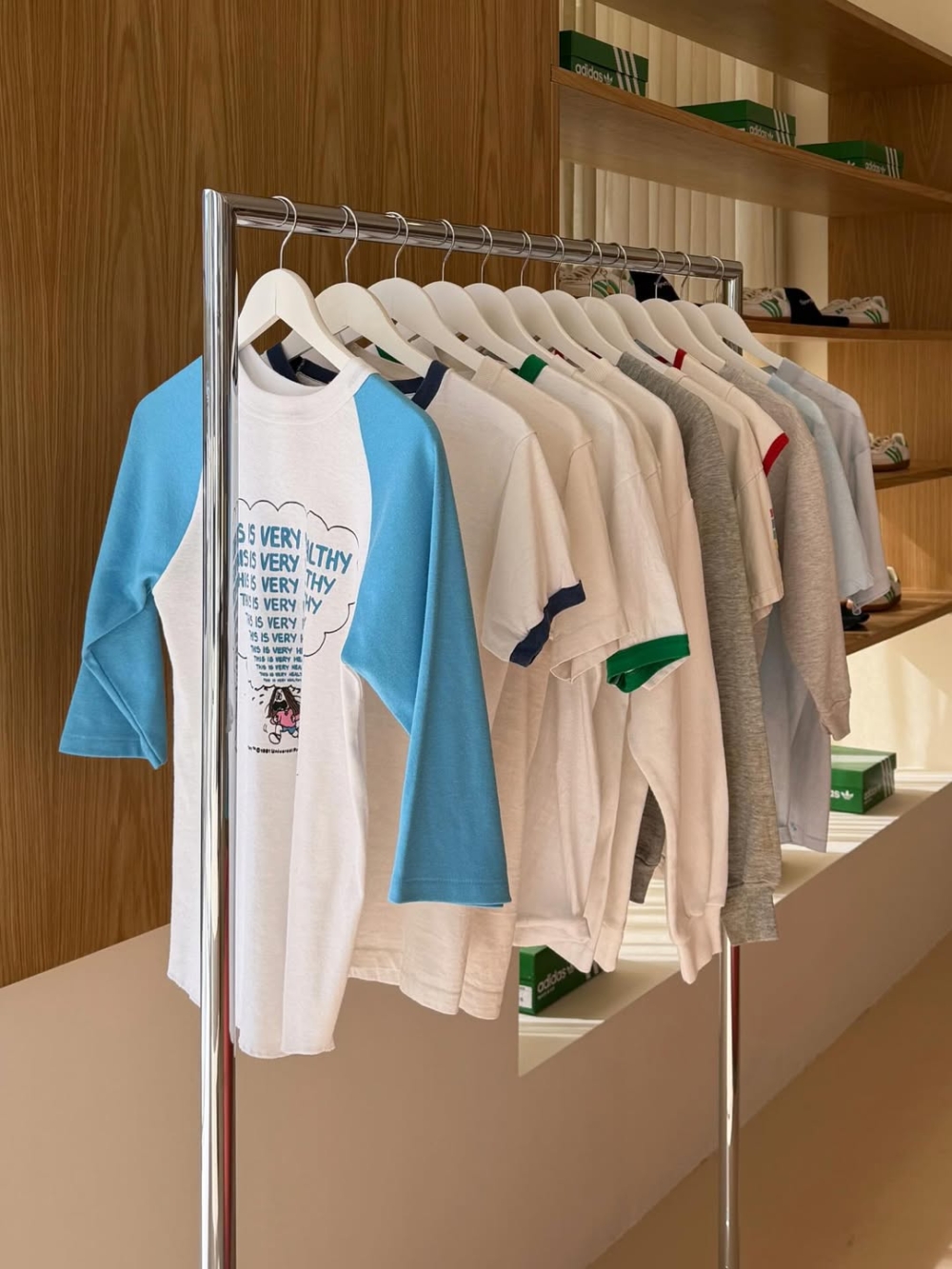 她採取了非常聰明的「預購制」行銷：有人買才生產，完全避開庫存壓力