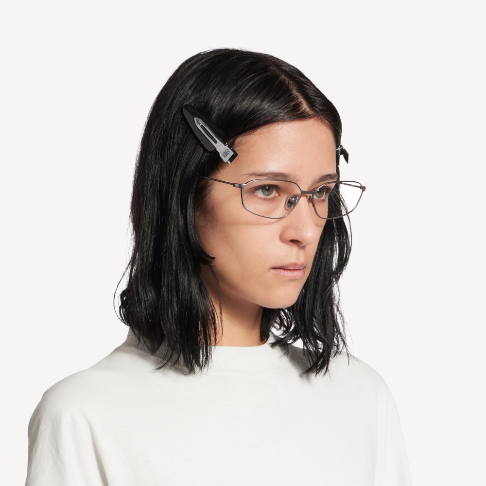 素面款則以黑銀色調展現強烈的潮流感